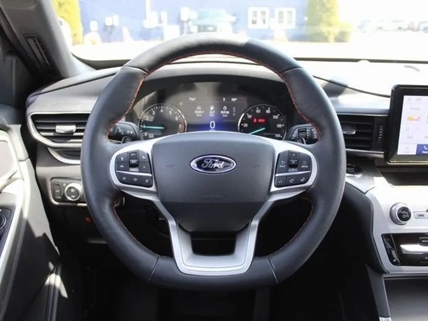 2022 Ford Explorer Platinum photo 1