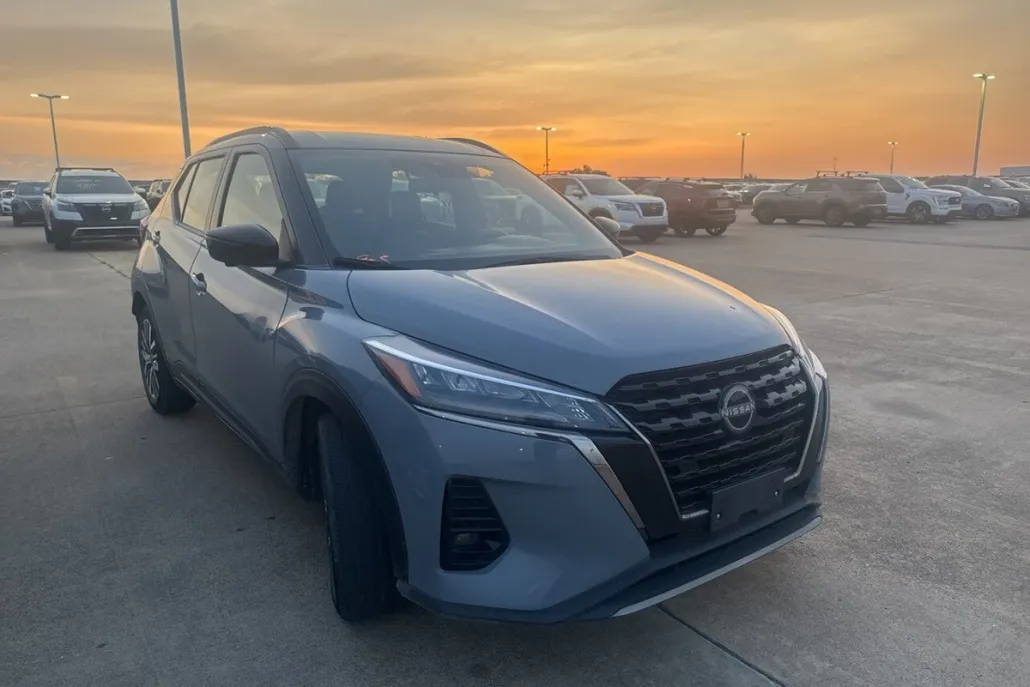 2023 Nissan Kicks SR photo 1