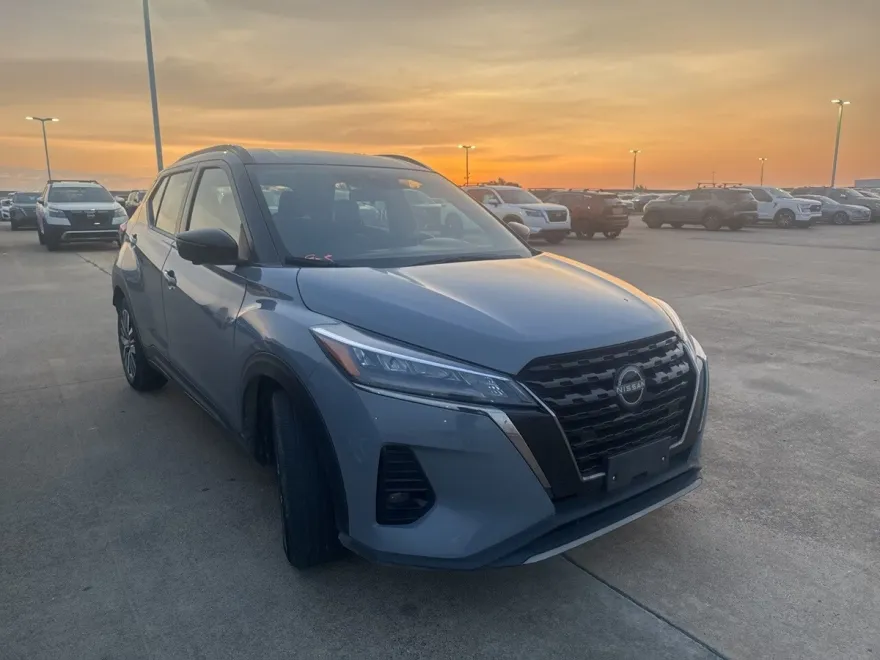 2023 Nissan Kicks SR photo 1
