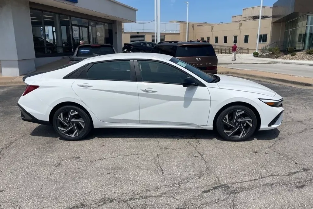 2025 Hyundai Elantra Hybrid SEL Sport photo 1