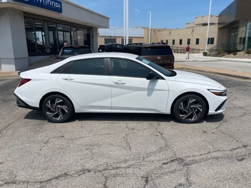 2025 Hyundai Elantra Hybrid SEL Sport photo 1