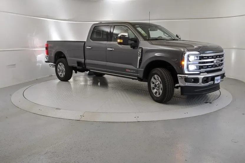 2025 Ford F-350 Lariat photo 1