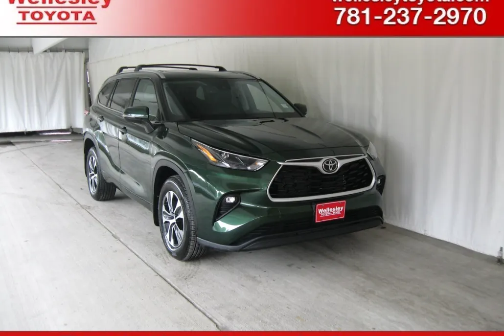 2023 Toyota Highlander L photo 1