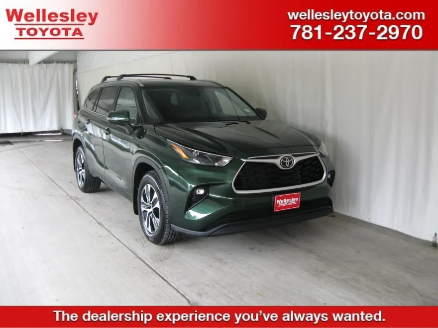 2023 Toyota Highlander L photo 1