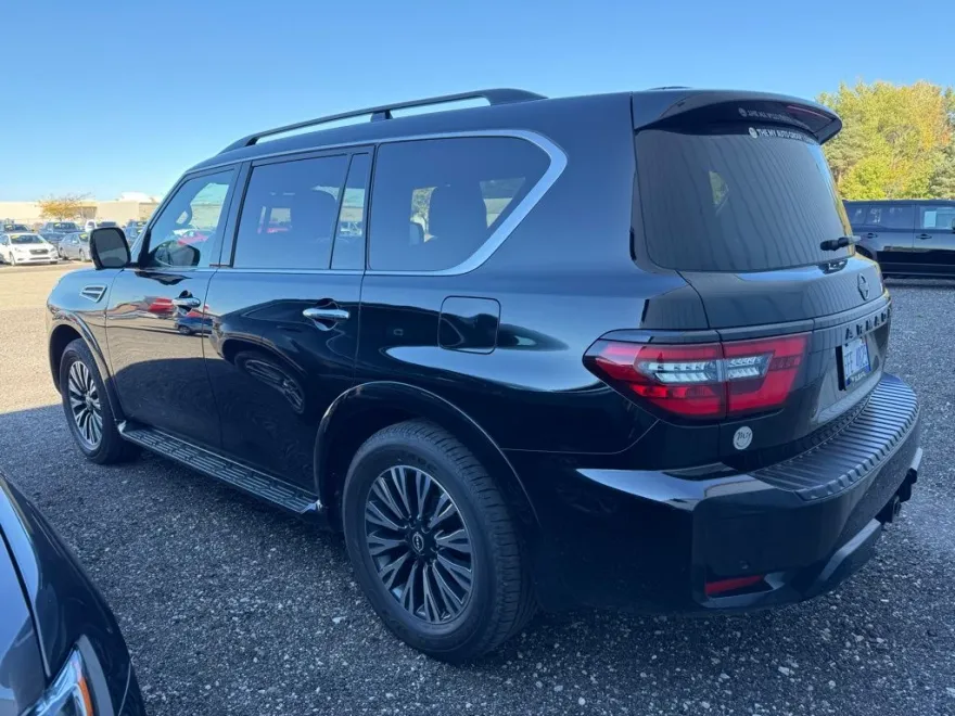 2023 Nissan Armada SL photo 1
