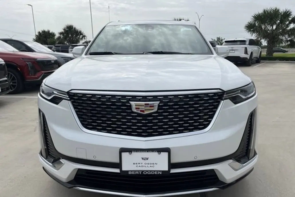 2025 Cadillac XT4 Luxury photo 1