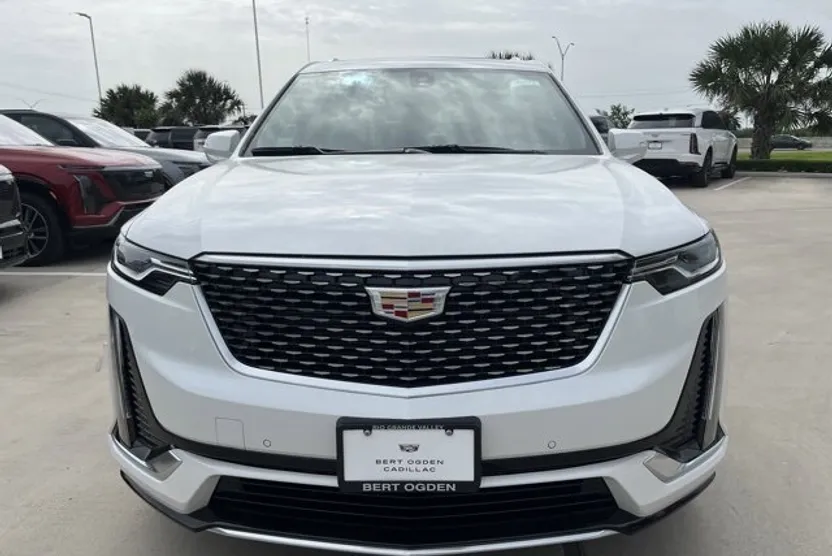 2025 Cadillac XT4 Luxury photo 1