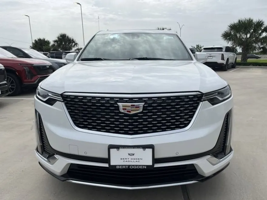 2025 Cadillac XT4 Luxury photo 1