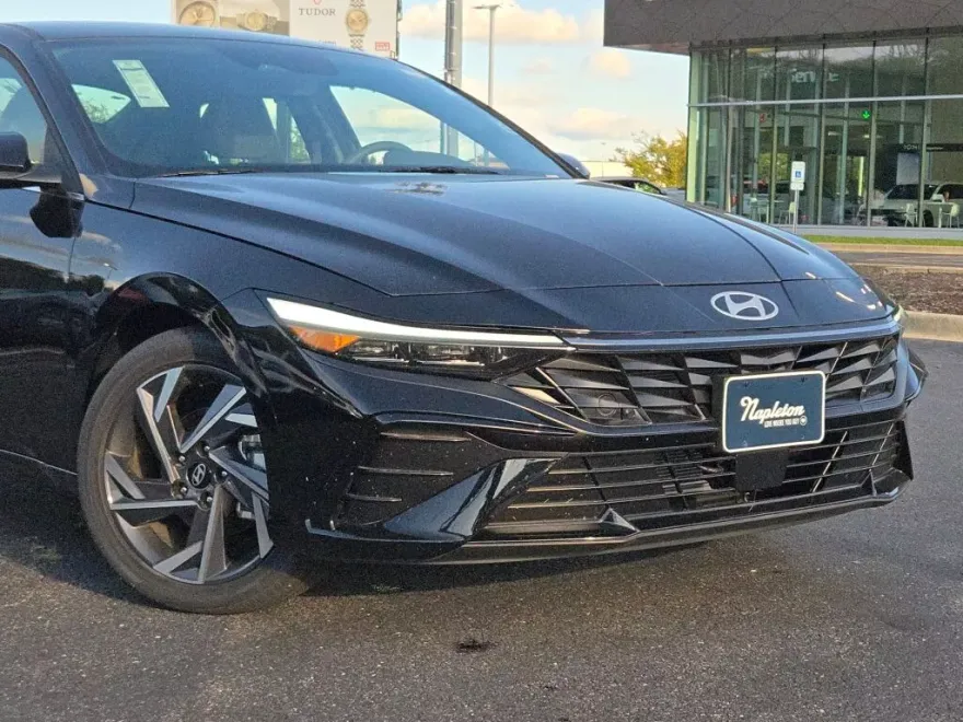 2025 Hyundai Elantra SEL Convenience photo 1