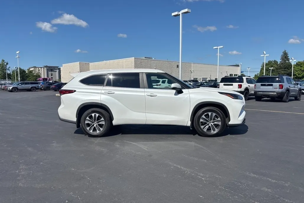 2023 Toyota Highlander XLE photo 1