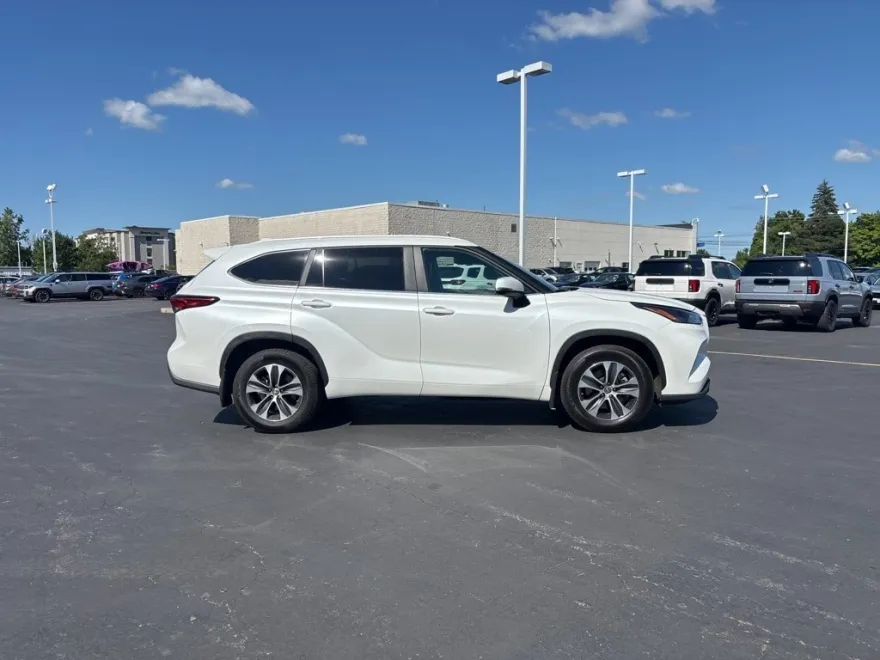 2023 Toyota Highlander XLE photo 1