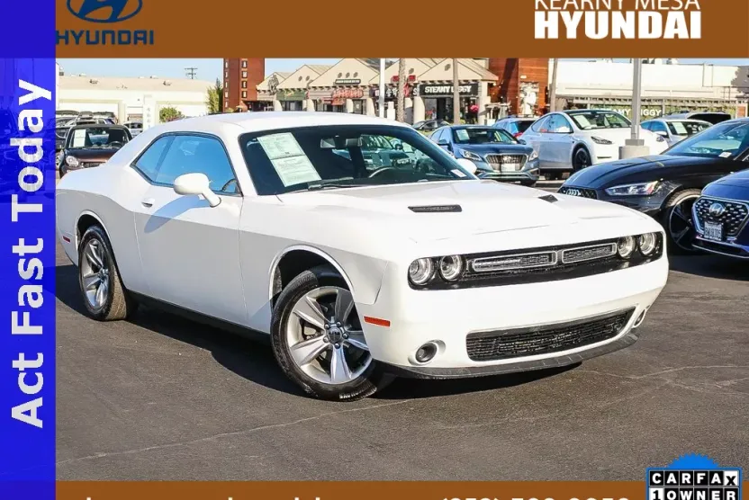 2017 Dodge Challenger SXT photo 1