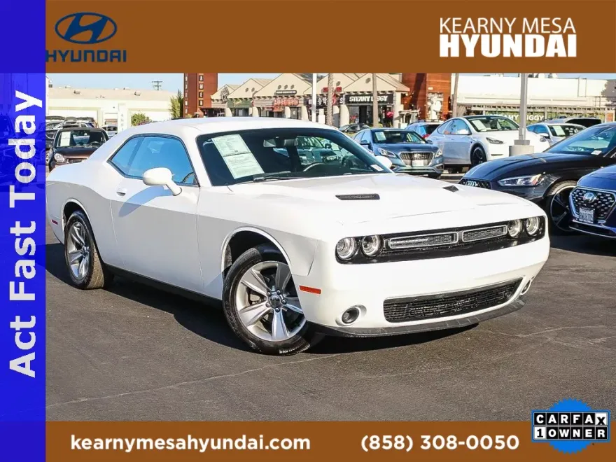 2017 Dodge Challenger SXT photo 1
