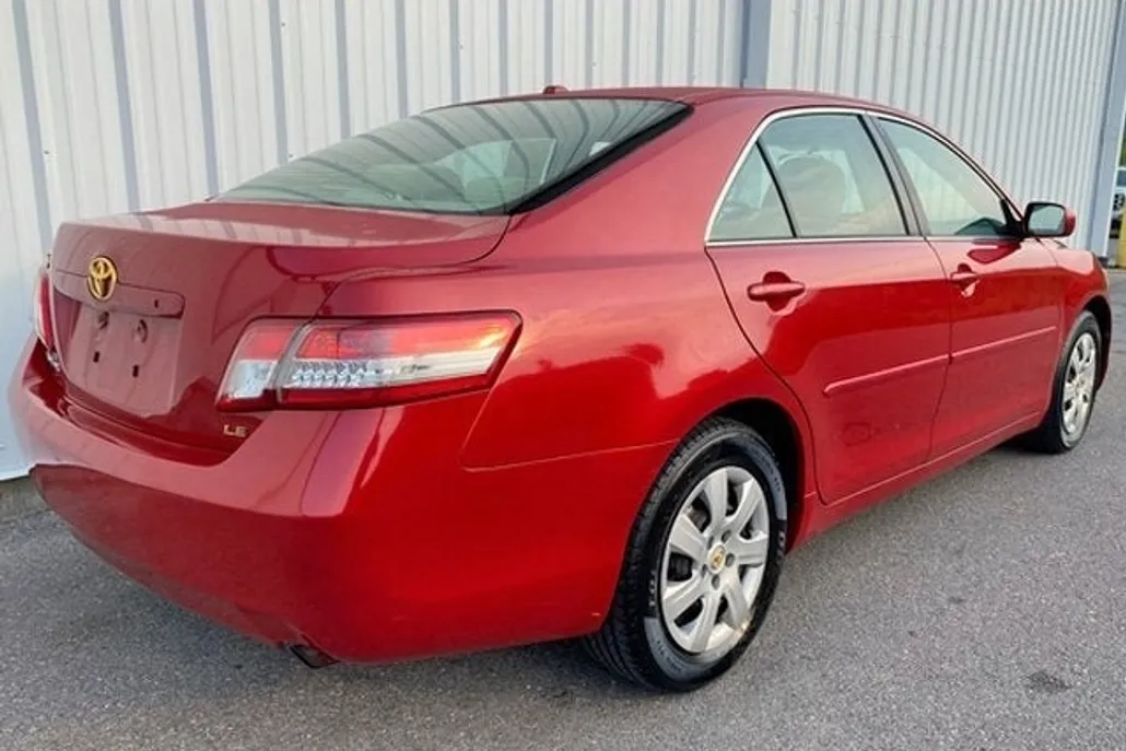 2011 Toyota Camry LE photo 1