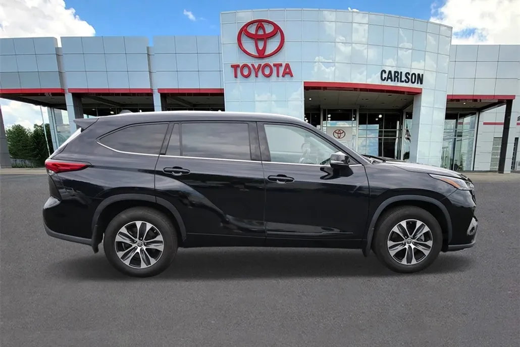 2022 Toyota Highlander XLE photo 1