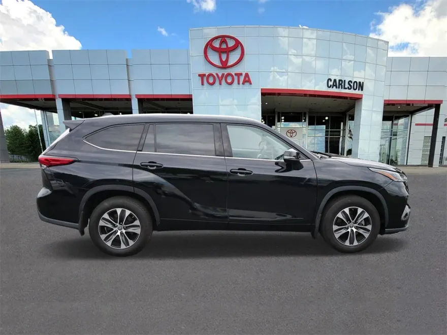 2022 Toyota Highlander XLE photo 1
