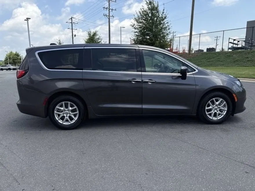 2023 Chrysler Voyager LX photo 1