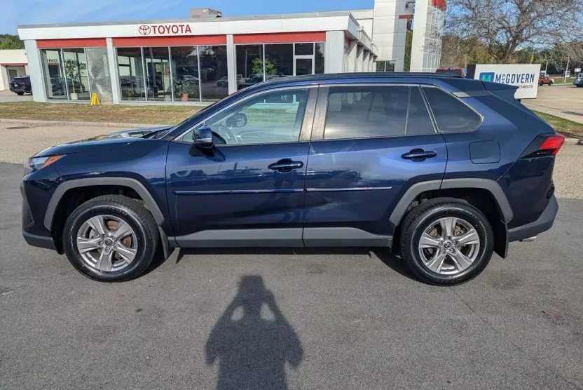 2022 Toyota RAV4 XLE photo 1
