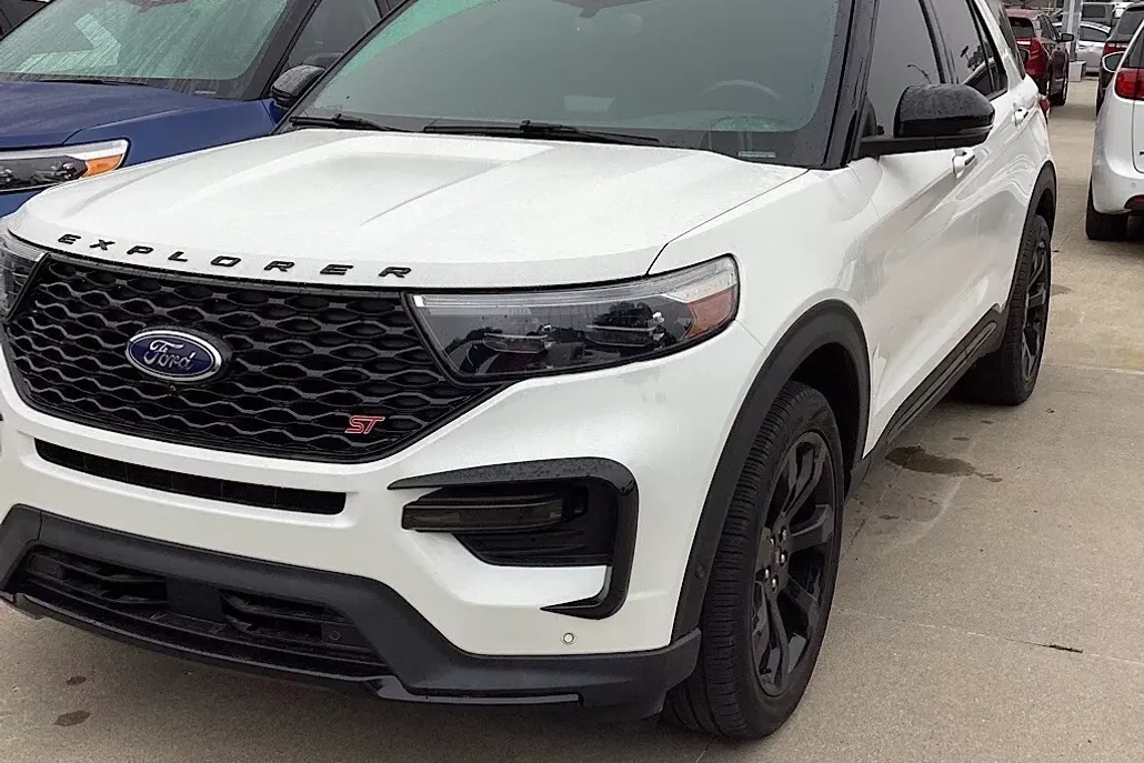2022 Ford Explorer ST photo 1