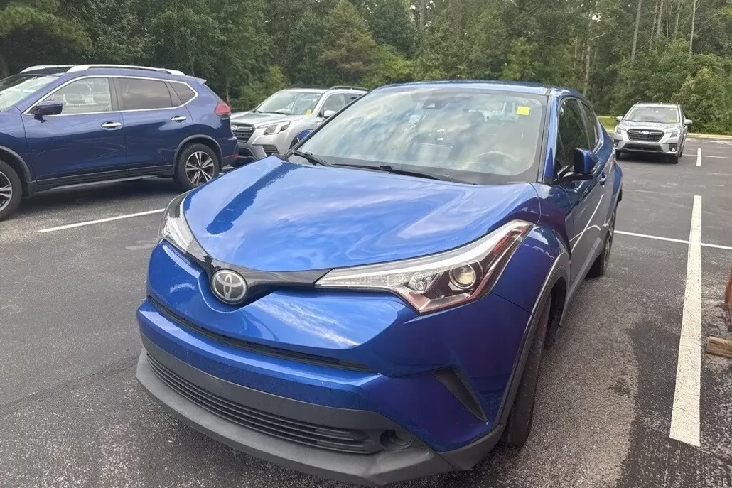 2019 Toyota C-HR XLE photo 1