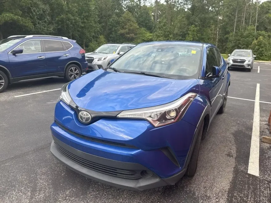 2019 Toyota C-HR XLE photo 1