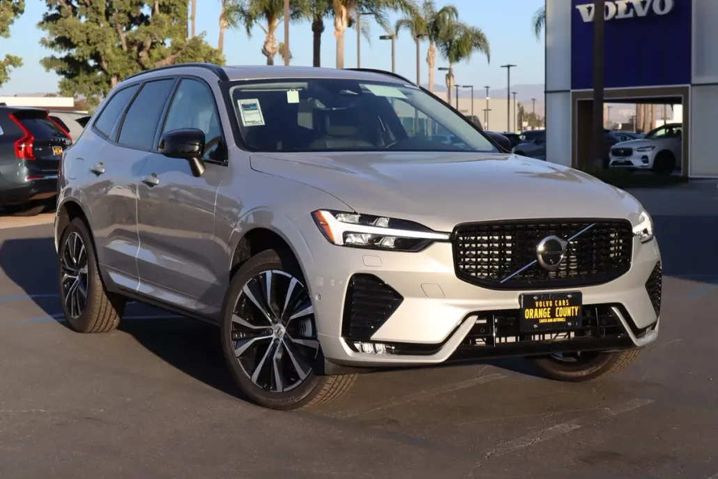 2025 Volvo XC60 B5 Plus photo 1