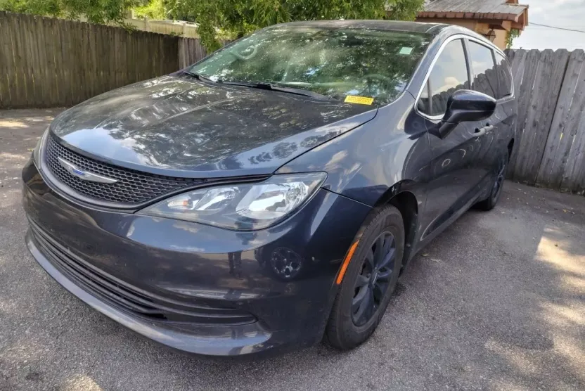 2019 Chrysler Pacifica L photo 1