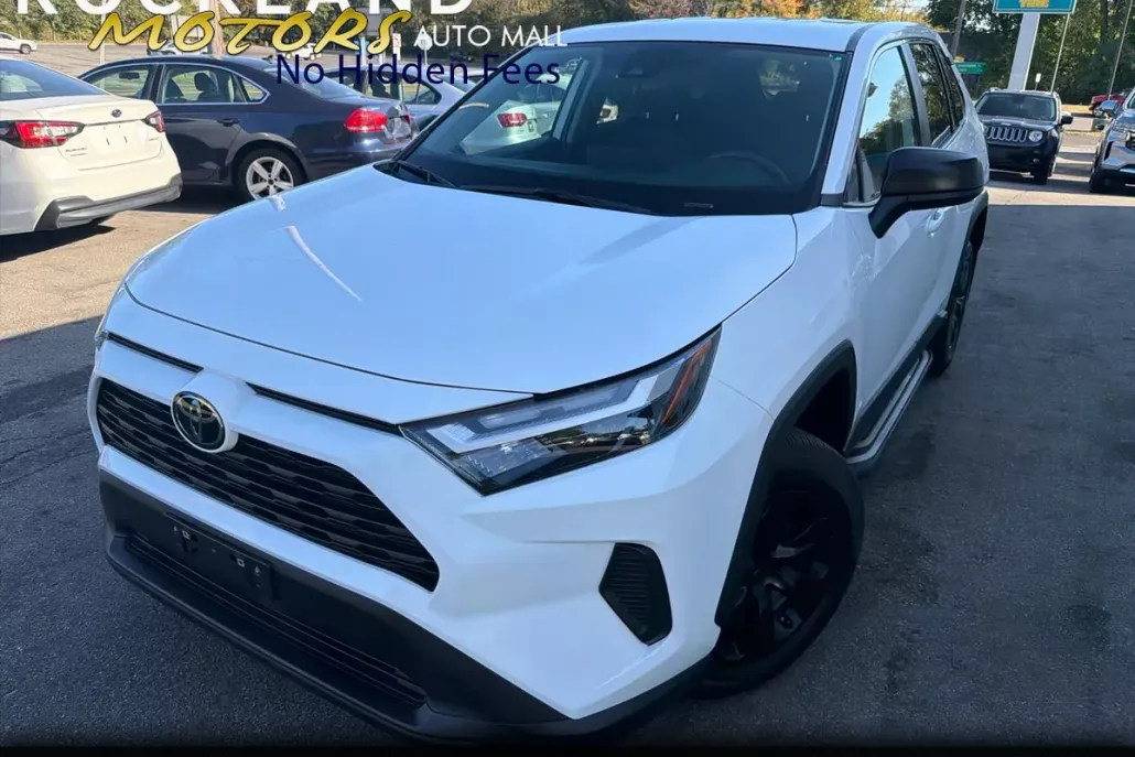 2024 Toyota RAV4 LE photo 1