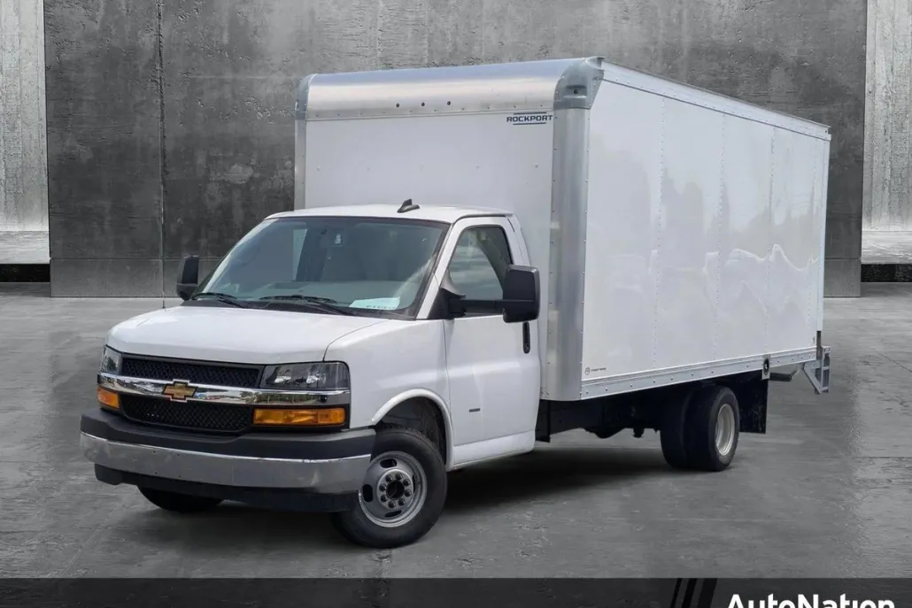 2025 Chevrolet Express Cutaway 3500 photo 1