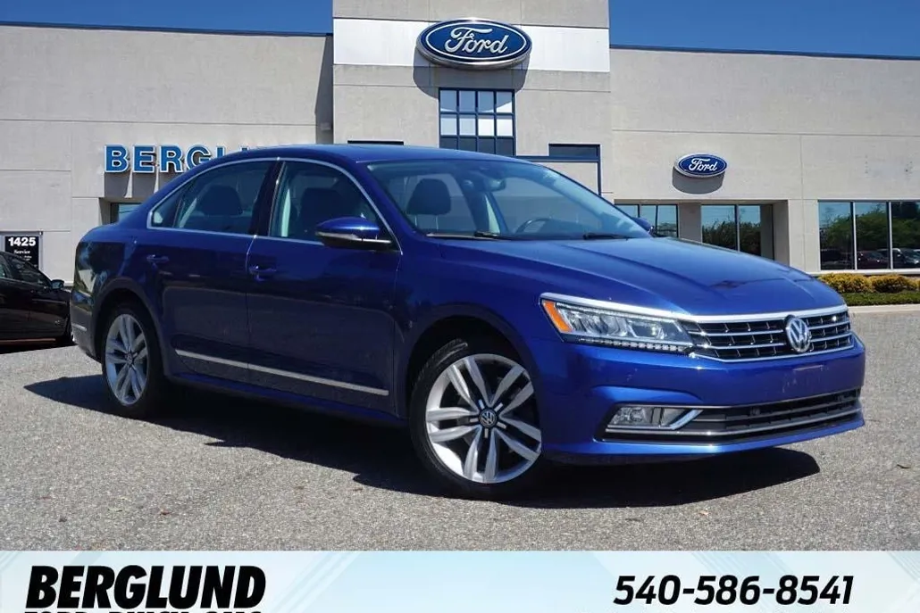 2017 Volkswagen Passat SEL Premium photo 1