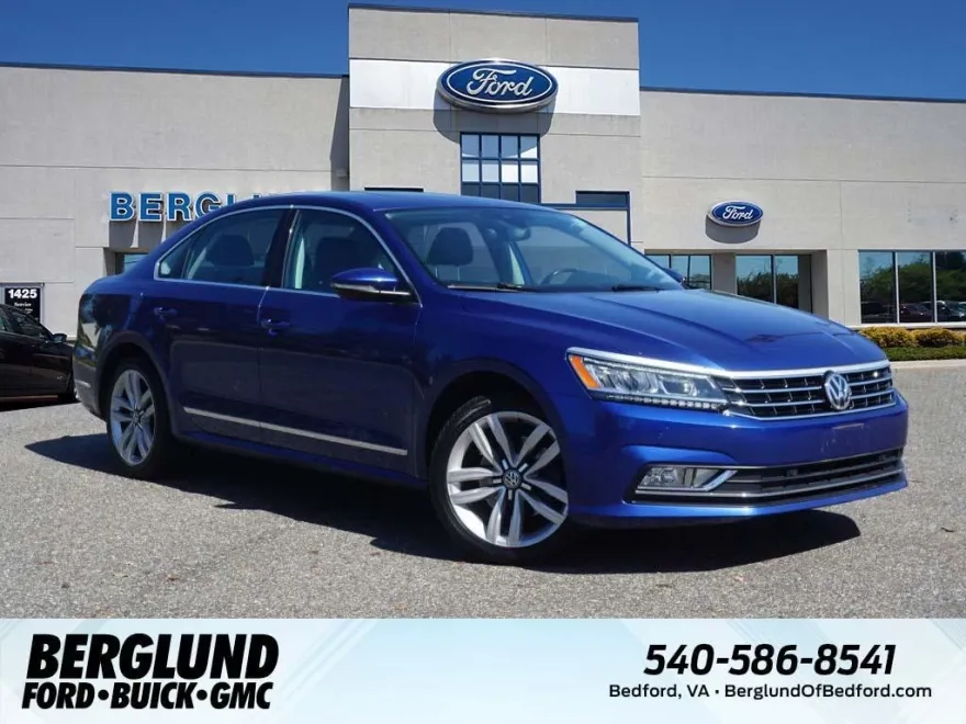 2017 Volkswagen Passat SEL Premium photo 1
