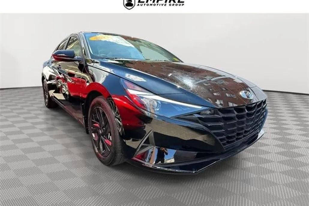 2023 Hyundai Elantra SEL photo 1