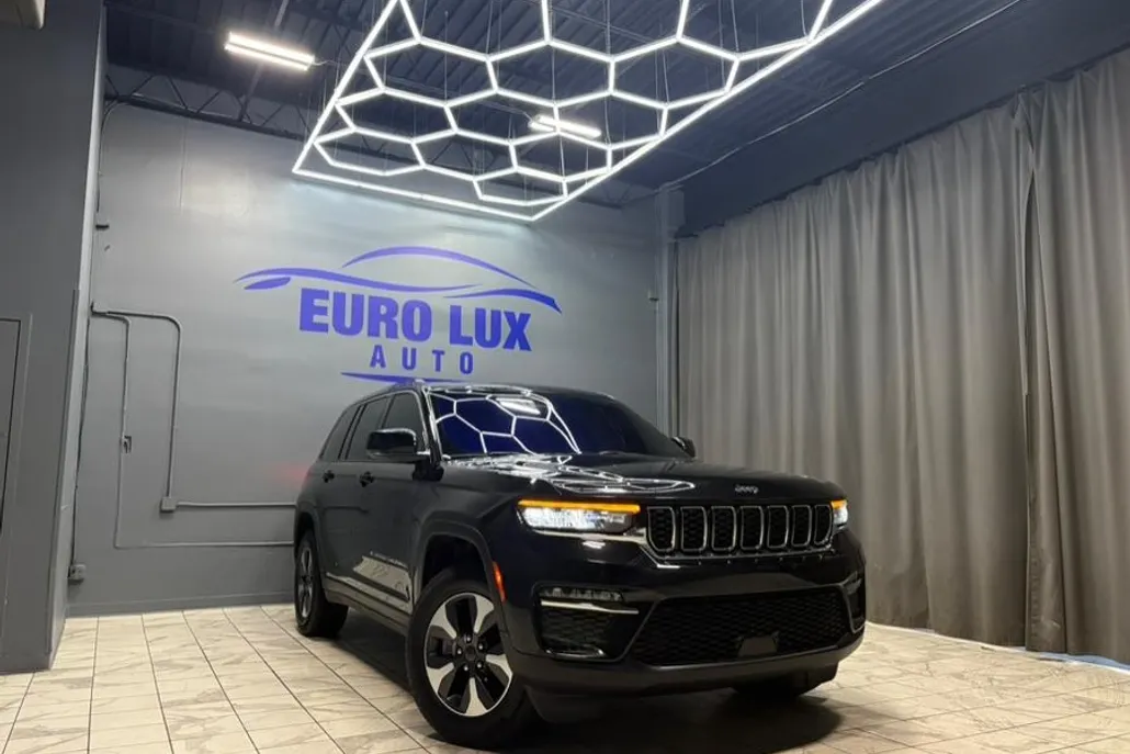 2023 Jeep Cherokee 4xe photo 1