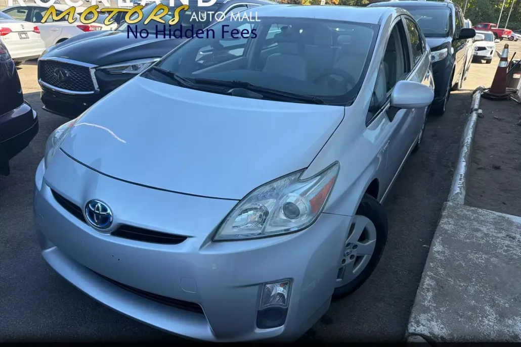 2011 Toyota Prius Three photo 1