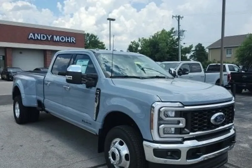 2025 Ford F-350 Lariat photo 1