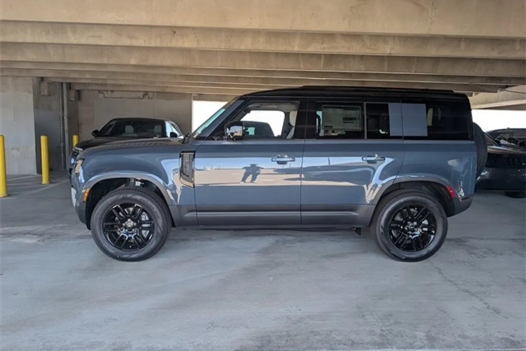 2025 Land Rover Defender 110 S photo 1