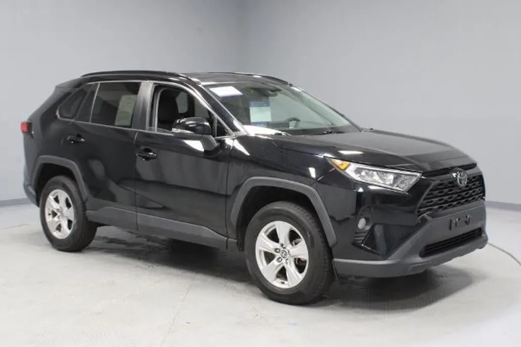 2021 Toyota RAV4 XLE photo 1