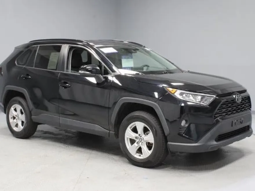 2021 Toyota RAV4 XLE photo 1