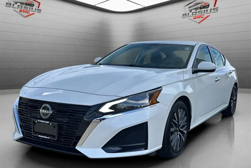 2023 Nissan Altima 2.5 SV photo 1