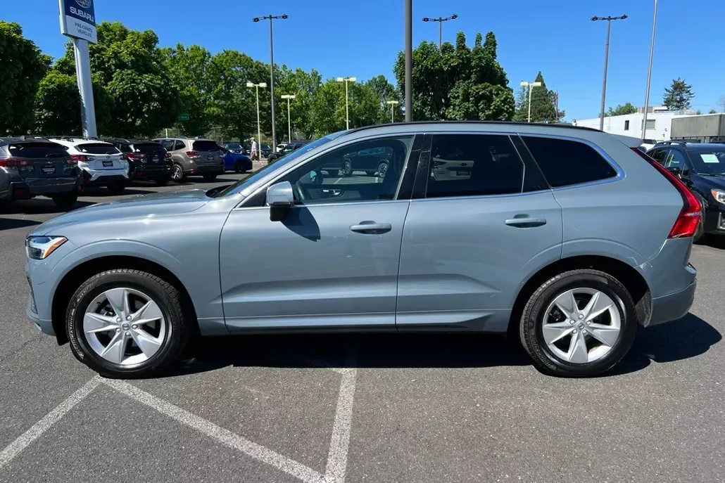 2022 Volvo XC60 B5 Momentum photo 1