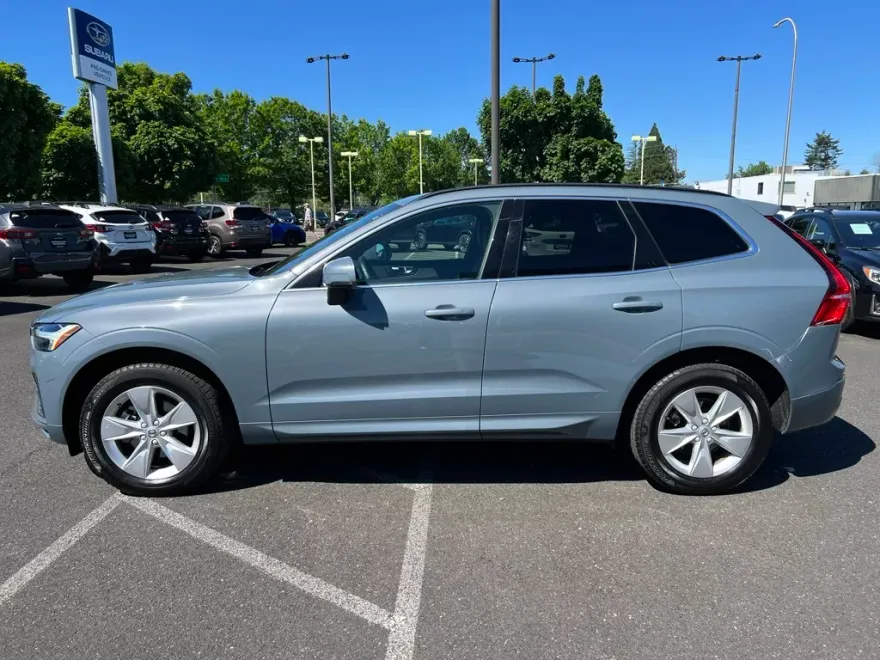 2022 Volvo XC60 B5 Momentum photo 1