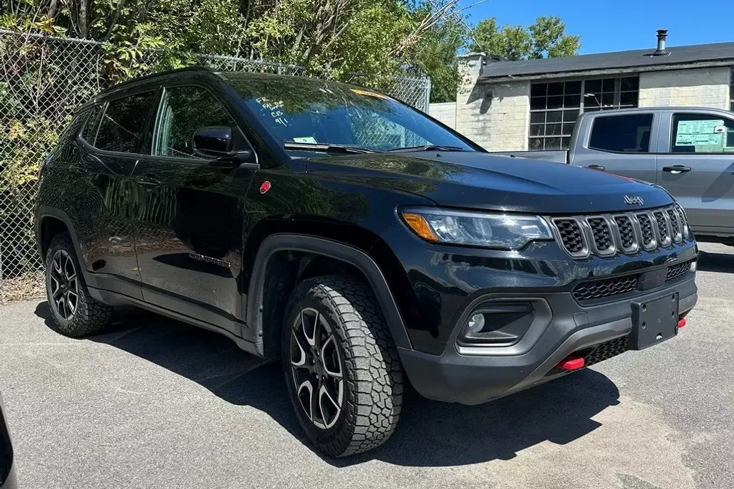 2024 Jeep Compass Trailhawk photo 1