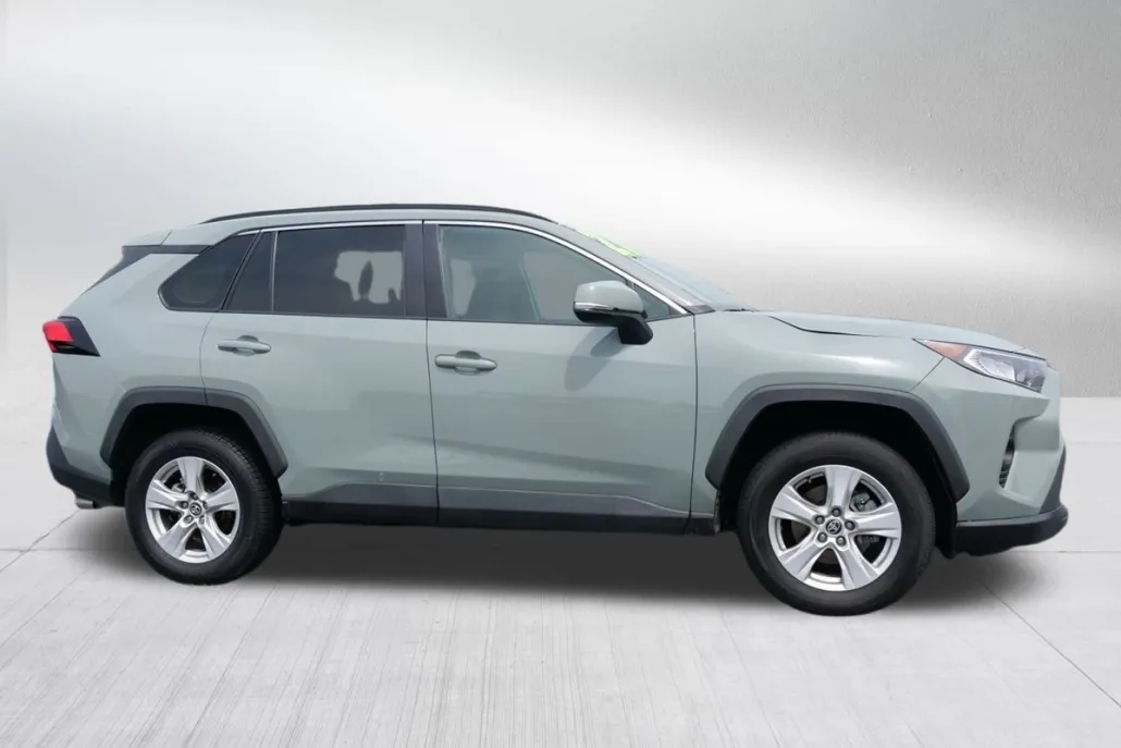 2021 Toyota RAV4 XLE photo 1