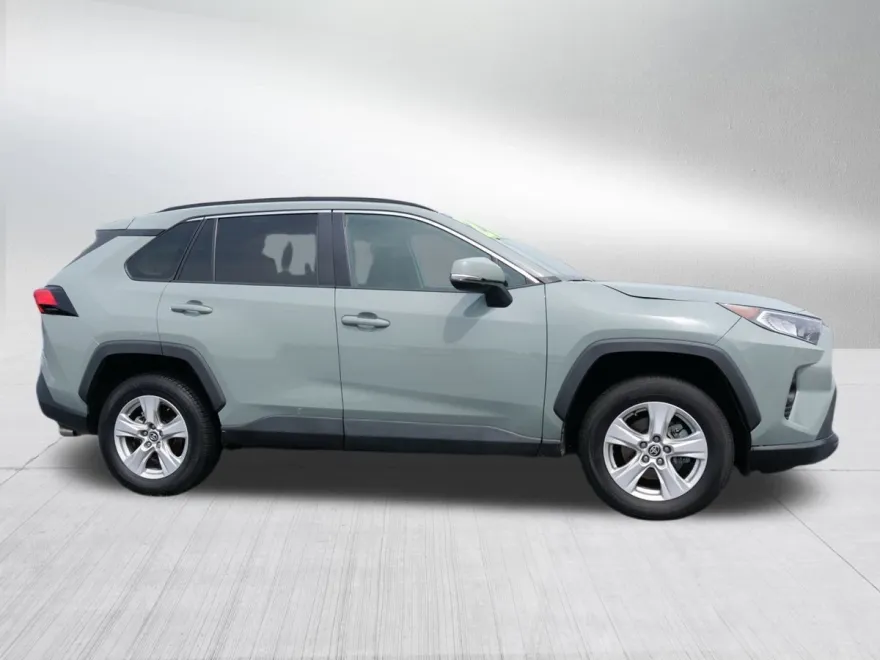 2021 Toyota RAV4 XLE photo 1