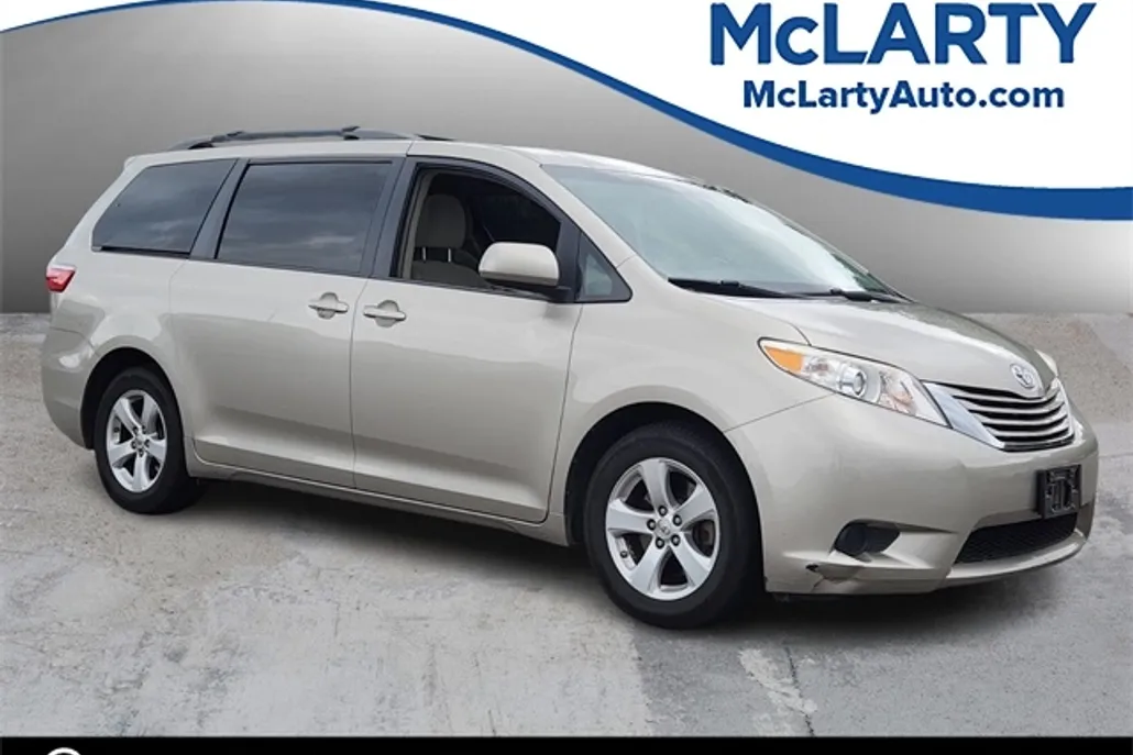 2015 Toyota Sienna LE photo 1