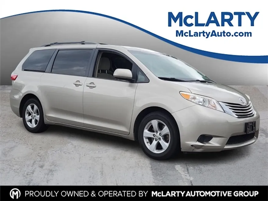 2015 Toyota Sienna LE photo 1