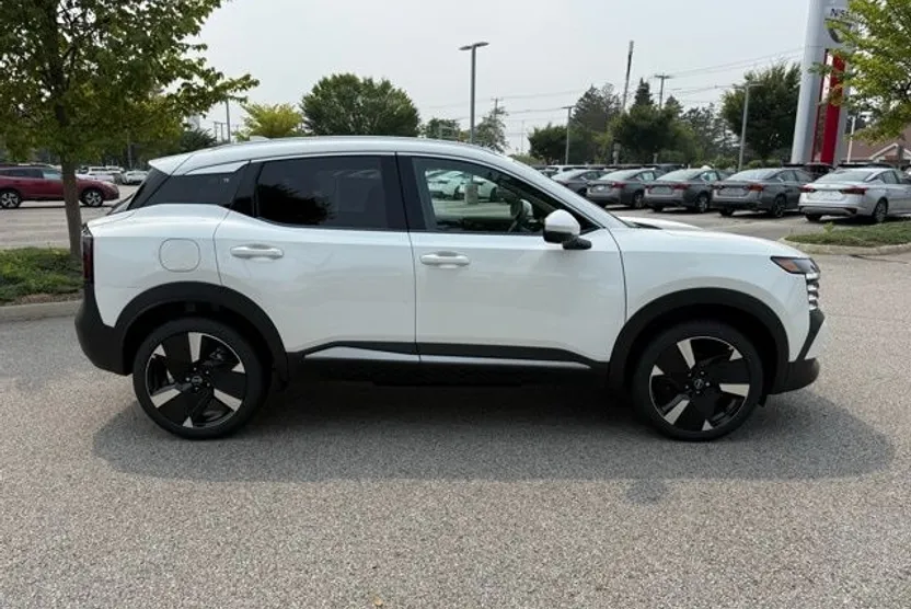 2025 Nissan Kicks SR photo 1