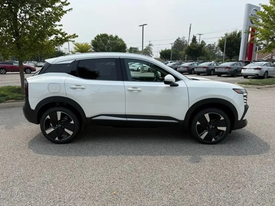 2025 Nissan Kicks SR photo 1