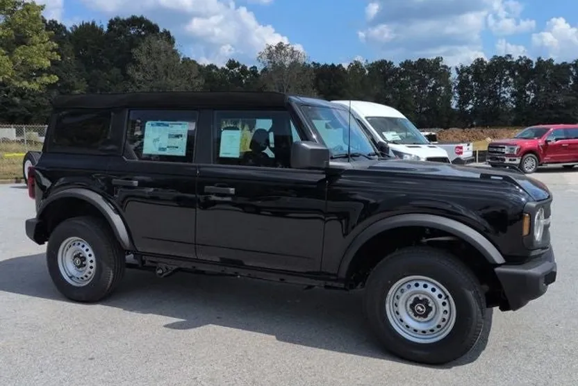 2025 Ford Bronco Base photo 1