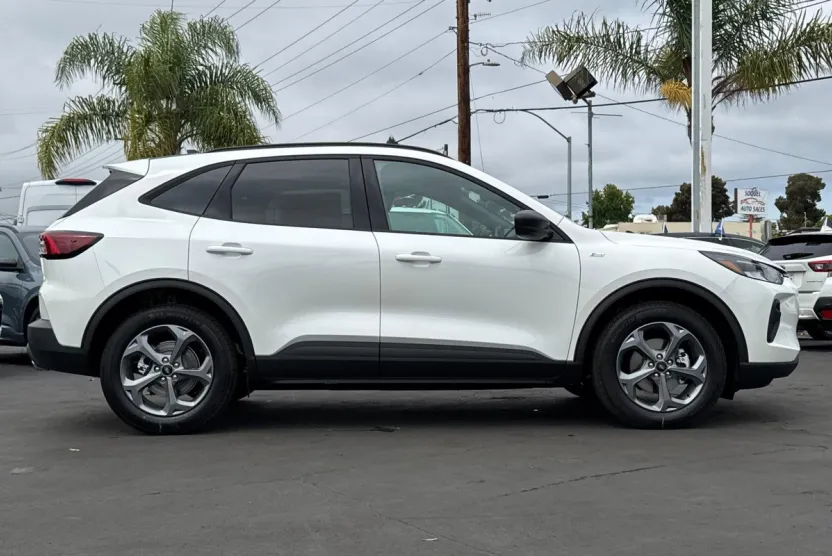 2025 Ford Escape ST-Line Hybrid photo 1